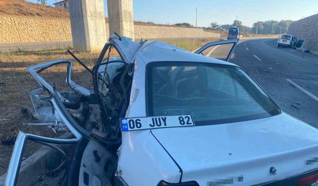 Çarpışan otomobil hurdaya döndü: 1 ölü, 3 yaralı