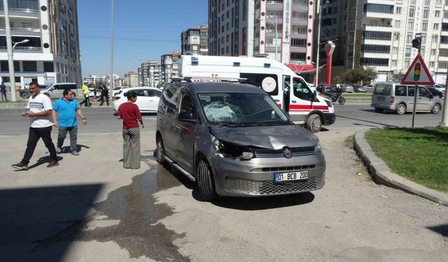 Hafif ticari aracın çarptığı anne ve 2 çocuğu ağır yaralandı