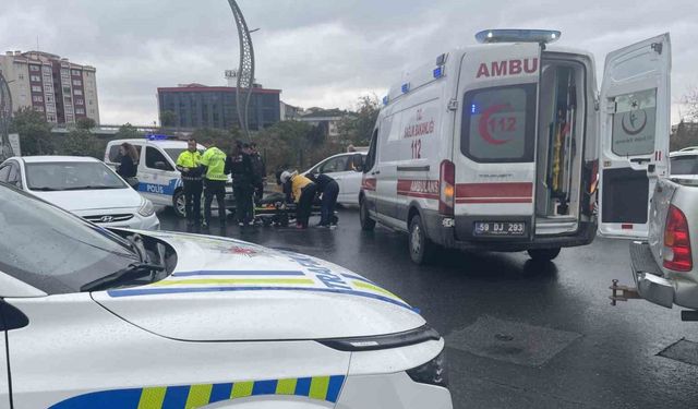 Islak zeminde kayan motosikletten düşen sürücü yaralandı