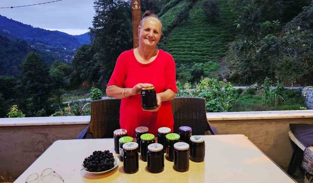 Kadınlar kışa üzüm pekmeziyle hazırlanıyor