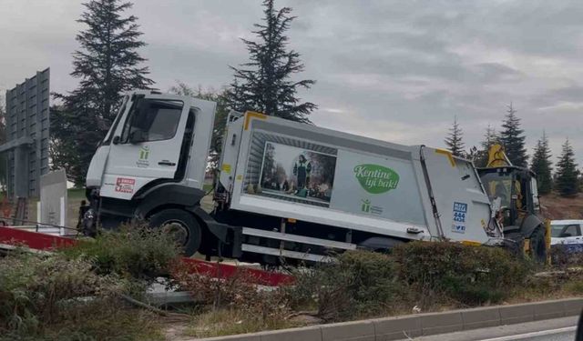 Kontrolden çıkan çöp kamyonu ağaçları yatırarak refüje çıktı