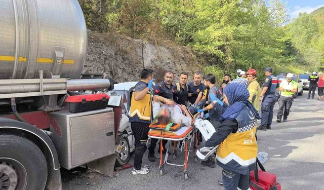 Kontrolden çıkan otomobil asit yüklü tankere çarptı: 5 yaralı