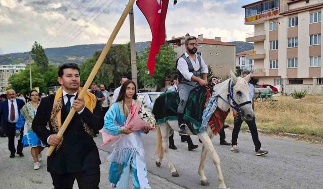 Körüklü çizme giren damat, üç etekli gelinini atıyla aldı