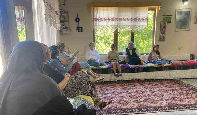 Köy kadınlarından kitap okuma etkinliği