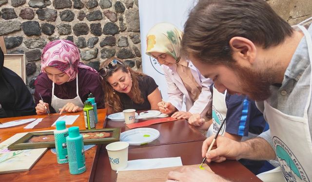 Kursiyerler geleneksel motifleri deri üzerine işledi