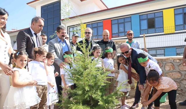 Minik öğrenciler, fidan dikerek okula başladı