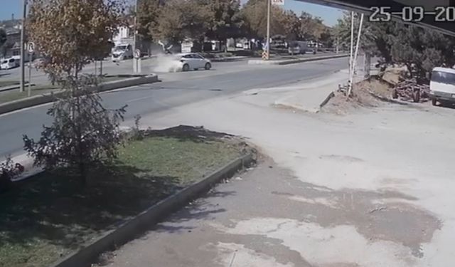 Motosiklet sürücüsünün ağır yaraladığı feci kaza kamerada