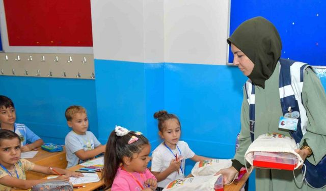 O belediye 26 bin öğrenciye kırtasiye seti dağıttı