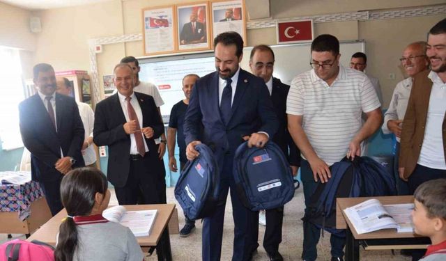 Öğrencilere okulun ilk gününde çanta sürprizi