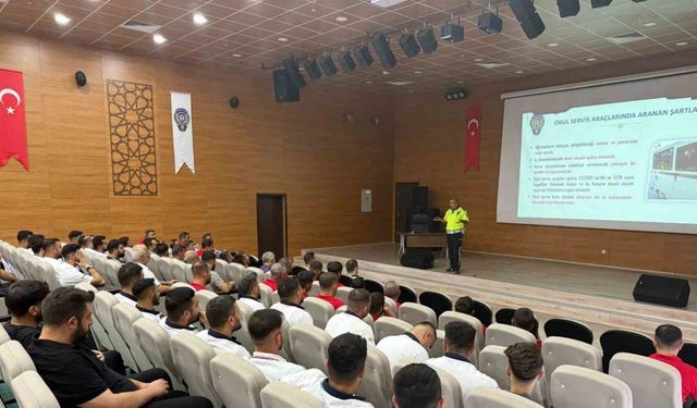 Okul servis şoförlerine trafik güvenliği eğitimi verildi
