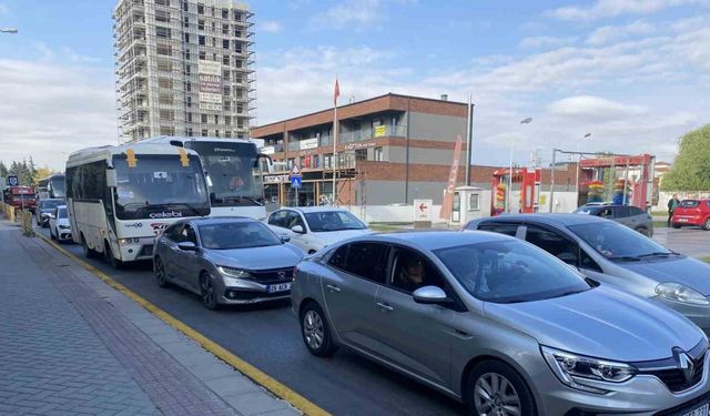 Okulun ilk günü uzun araç kuyrukları oluştu