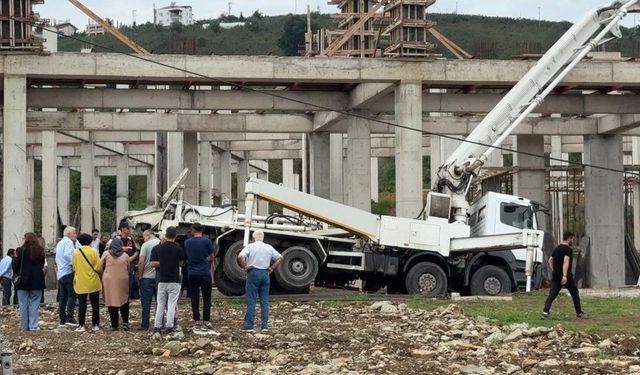 İnşaatta beton mikseri devrildi: 1 ölü