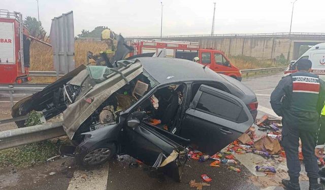 Otomobil bariyerlere saplandı; 1’i ağır 2 kişi yaralandı