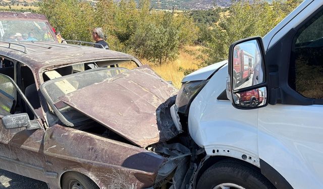 Otomobil ile transit kafa kafaya çarpıştı: 2 yaralı