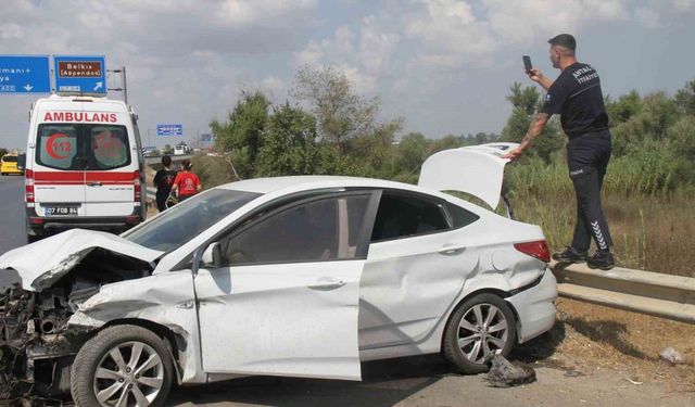 Otomobil yol kenarında bariyerlere çarptı: 2 yaralı