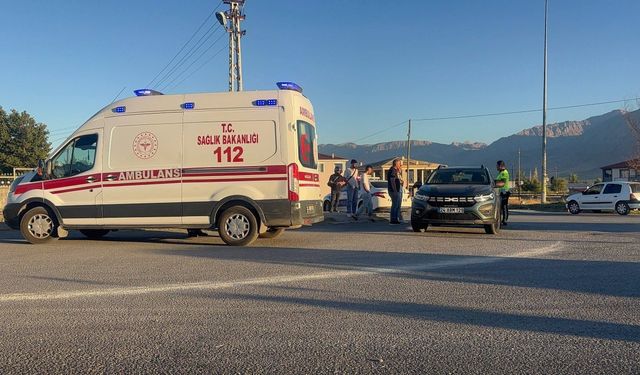 Otomobille çarpışan motosikletin sürücüsü yaralandı