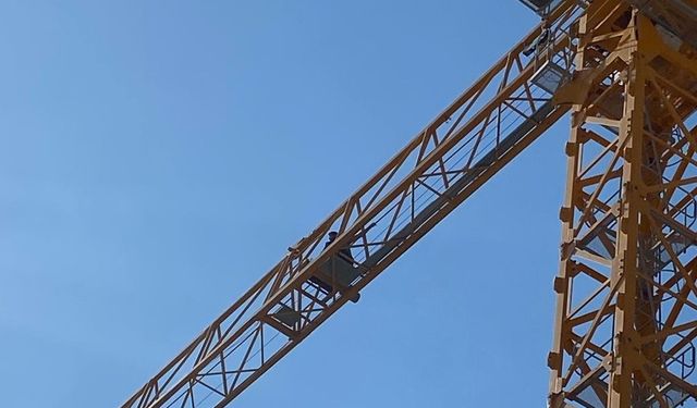 Parasını alamadığını iddia eden işçi kule vince çıktı