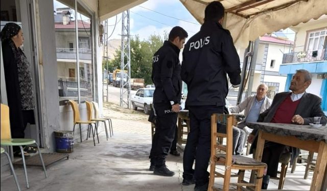 Polis pazar yerinde kadınlara KADES’i anlattı