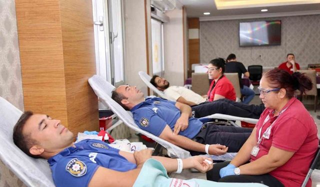 Polisler kan bağışına dikkat çekti