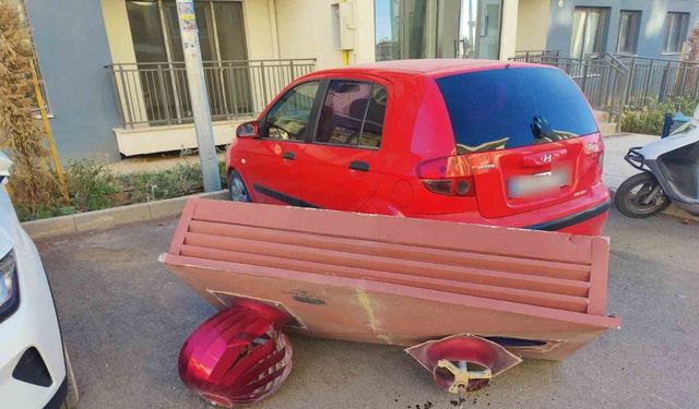 Rüzgarda uçan havalandırma cihazı aracın üzerine düştü