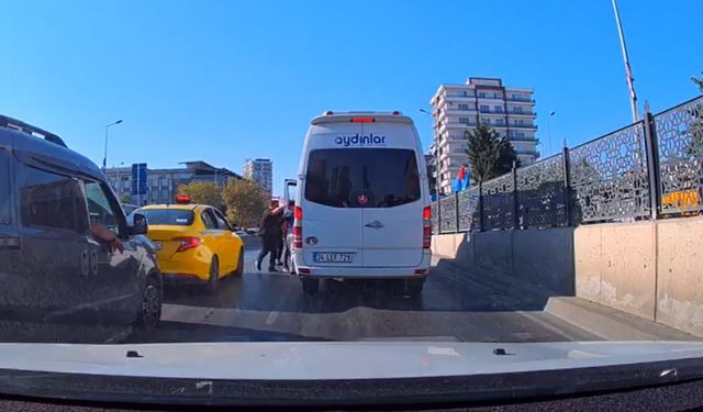 Şehir eşkıyaları yol kesip minibüs şoförünü dövdü