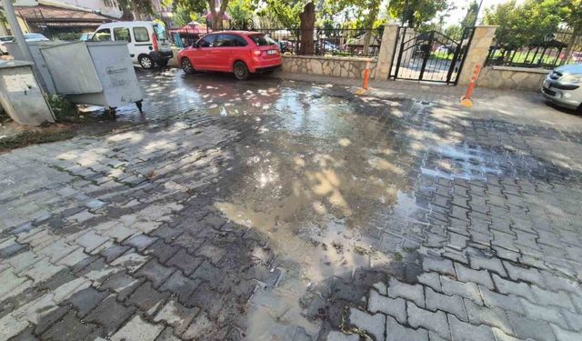 Su stresine rağmen tonlarca su sokaklara akıyor