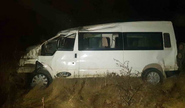 Kontrolden çıkan midibüs tarlaya uçtu: 1 yaralı