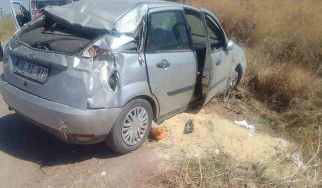 Tarım arazisine devrilen otomobilde 4 kişi yaralandı
