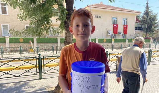 11 yaşındaki çocuk haftanın bir günü limonata satıyor