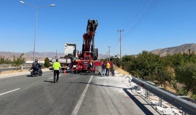 Tır evin bahçesine uçtu: Faciadan dönüldü