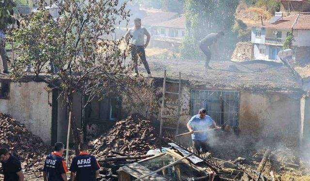 Samanlık tamamen yanarak kullanılmaz hale geldi