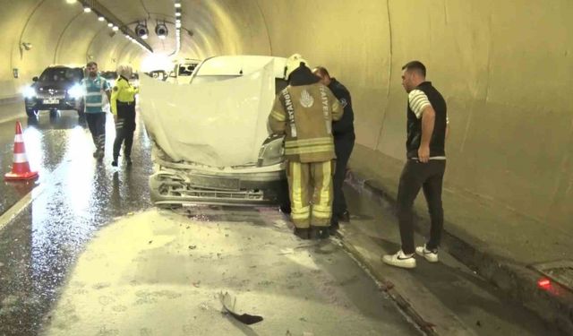 Tünel içinde zincirleme kaza: 1 araç yandı