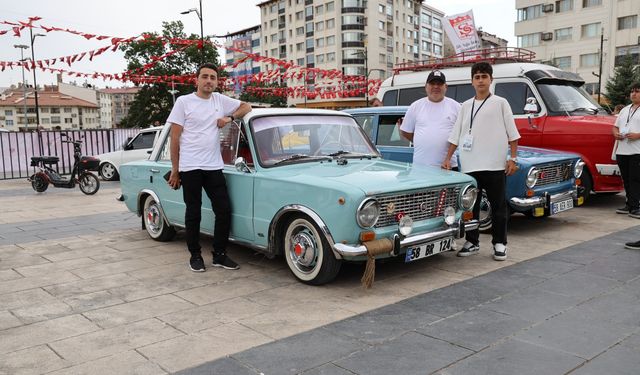 Yıllara meydan okuyan klasik otomobiller görücüye çıktı