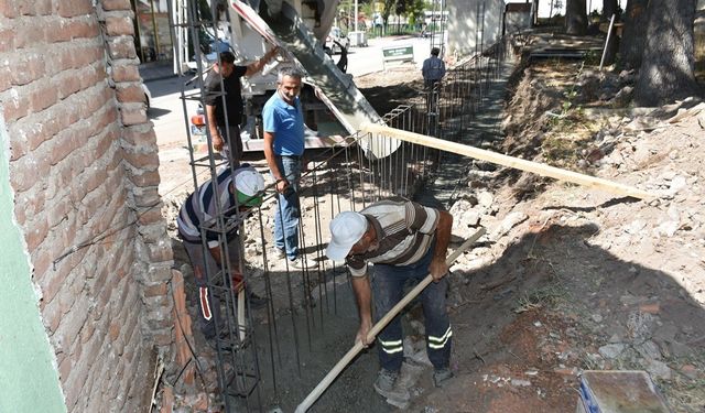 Yıkılın okul duvarı yeniden yapılıyor