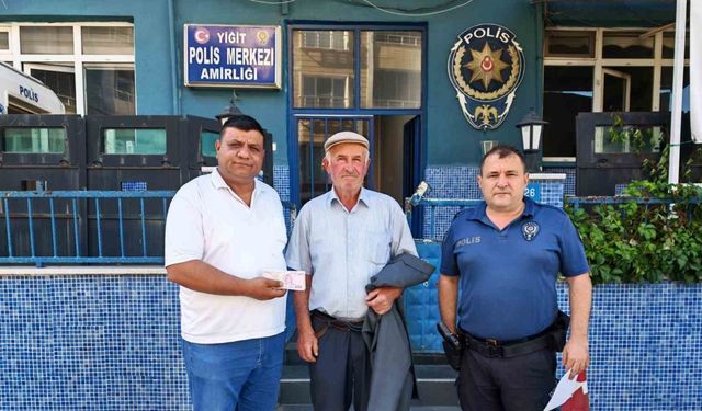 Yolda bulduğu parayı sahibine teslim etti