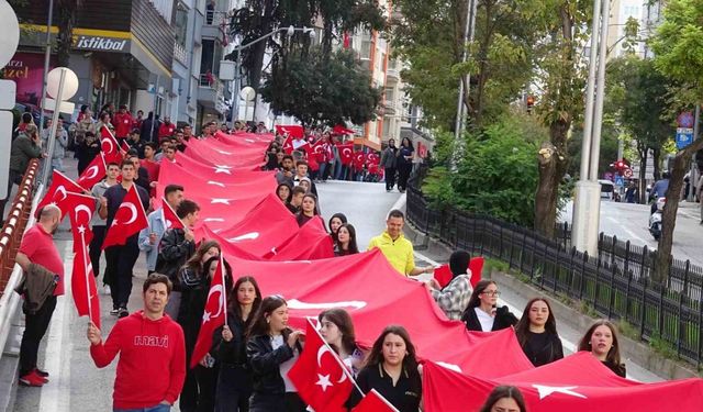 1919 metrelik Türk bayrağı eşliğinde ‘Cumhuriyet Yürüyüşü’