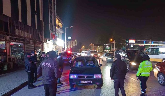 3 saatte aranan 121 şahıs yakalandı