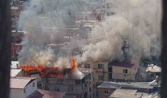 3 katlı ev yanarak kullanılamaz hale geldi