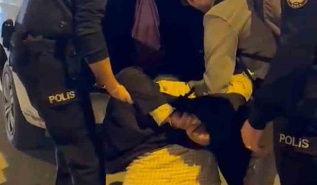 Kendisine müdahale etmek isteyen polislere saldırdı