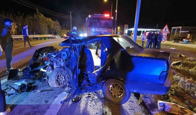 Otomobil aydınlatma direğine çarptı: 1 yaralı