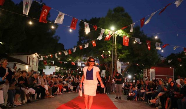 60 yaş üstü öğrenciler podyumda mankenlere taş çıkardı