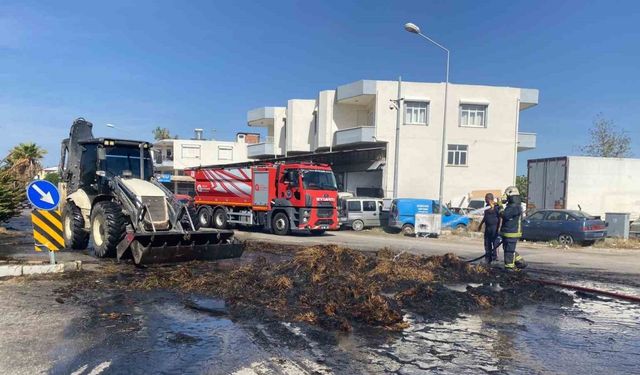 Seyir halindeki traktörde saman balyaları alev alev yandı