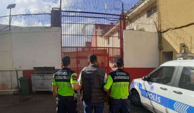 Aranan şahıs otoyol jandarmasına takıldı