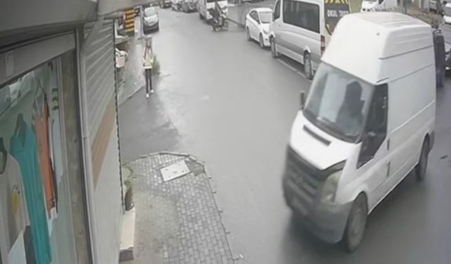 Avcılar’da freni boşalan panelvan dükkana daldı