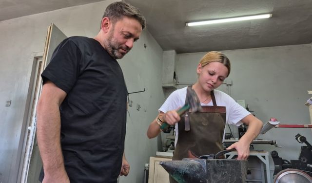 Çırak bulamayan UNESCO’lu usta sanatını kızına öğretiyor