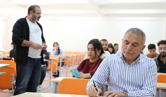 Dede, 18 yaşındaki torunuyla aynı üniversitede okuyor