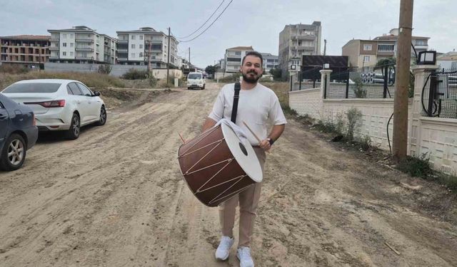 Bozuk yollara davulla maniyle tepki gösterdi