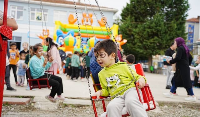 Çocuklar oyuna, aileler sağlık taramasına