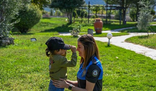 Çocukların yüzünü güldüren polis kalpleri ısıttı