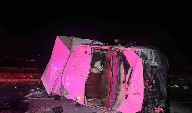 Demir yığınına dönen kamyonetlerde 3 kişi yaralandı